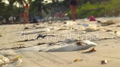 慢动作稳定镜头，沙滩上有白色的细沙，上面覆盖着垃圾